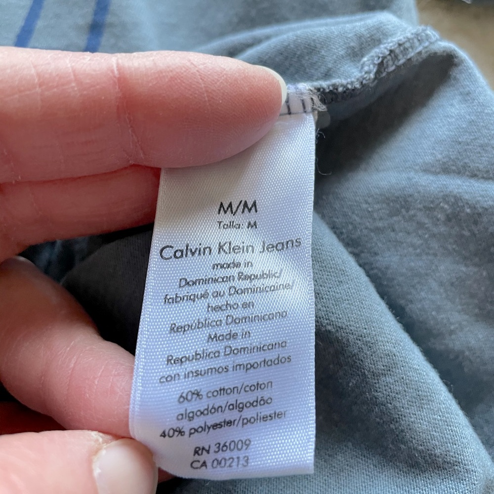 🌟Host Pick🌟Men’s Calvin Klein T-shirt - Picture 4 of 5